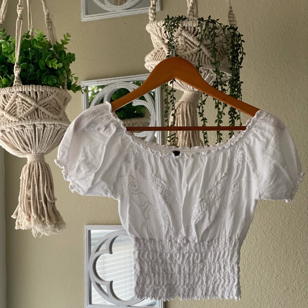 Cropped top ruffle shirt.